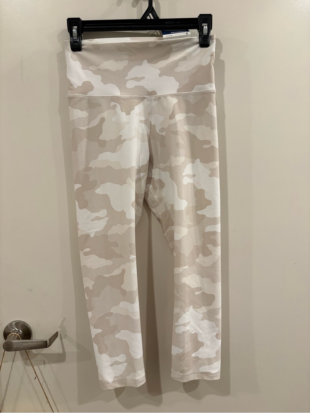 Woman’s Old navy active powersoft high-rise crop leggings. Color Salt camo